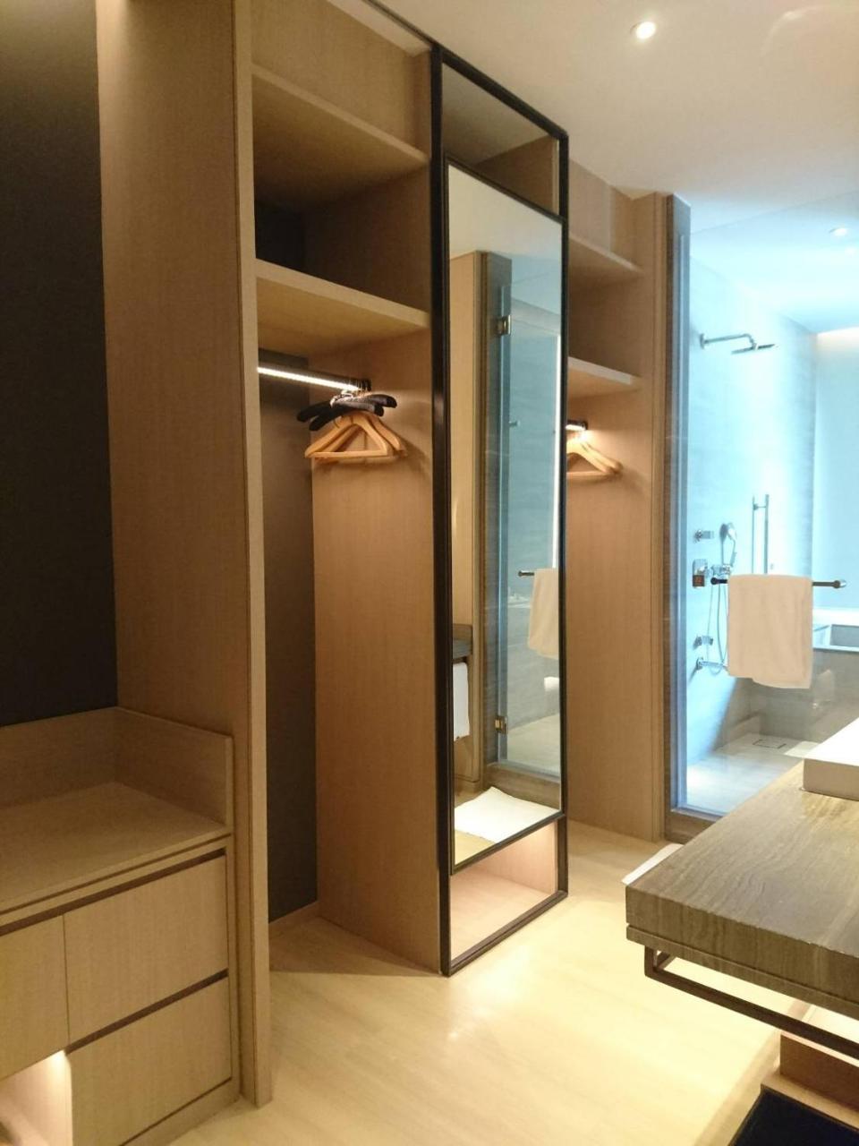 Mu Jiaoxi Hotel Exterior foto A walk-in wardrobe